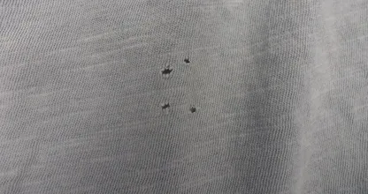 So solltest du die kleinen Löcher deiner Kleidung eigentlich reparieren. Geht ohne Nadel und Faden!