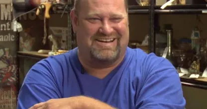 Deze man was blut tot de 'oude vieze' deken van zijn oma hem miljonair maakte