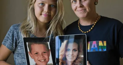 Bijzonder: deze moeder en zoon gaan nu door het leven als... Vader en dochter!