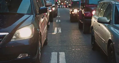 Druk op de weg tijdens pinksterweekend: zo vermijd je files