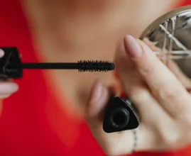 Mit diesem verblüffenden Trick bekommst du lange und volle Wimpern!