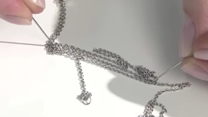 Mit dieser Technik löst du kleine Knoten in deiner Halskette mühelos!