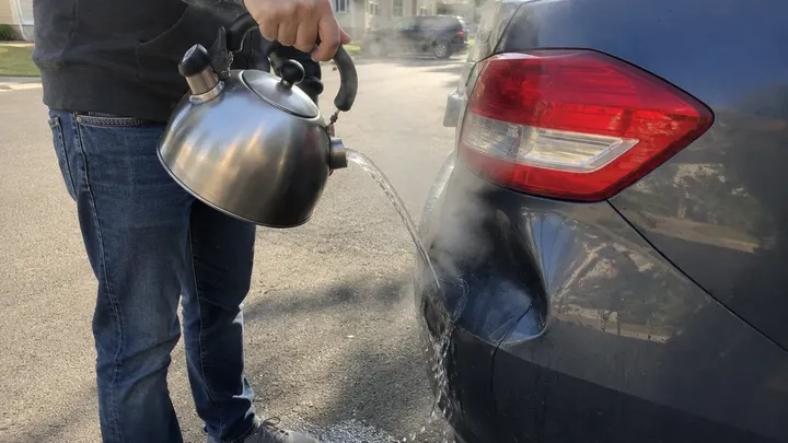 Este truco con agua hirviendo borra las abolladuras del coche como por arte de magia: descubre cómo ahorrar dinero y esfuerzo