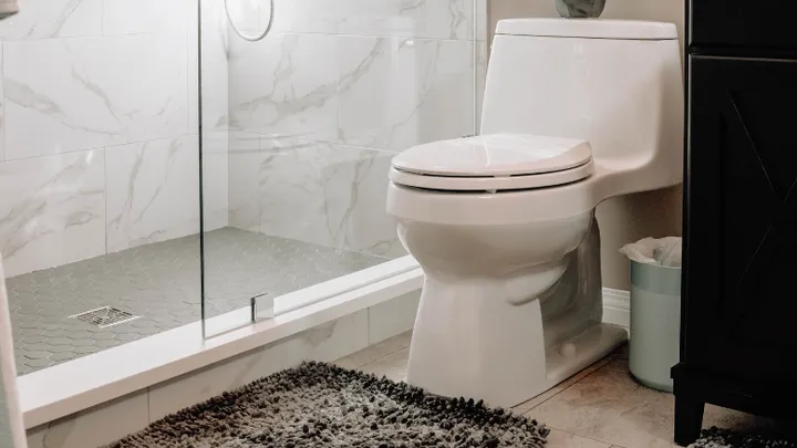 Kun je je wc-matje beter wegdoen?