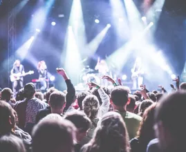 Politie waarschuwt: 'Koop nooit concerttickets via Facebook!'
