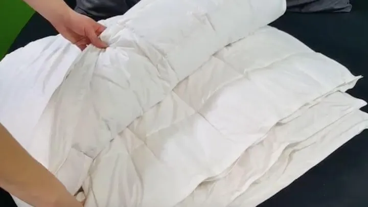 Tijd om je winterdekbed op te bergen? Met deze truc past-ie makkelijk in elke kledingkast