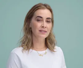 Anouk verkleedt zich als Meghan Markle (en andere iconische vrouwen)