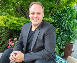 Dit wil je zien: Christiaan Bauer doet vader Frans perfect na