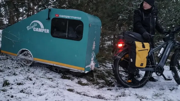 Man Builds a 300-Euro Mini-Caravan to Tow Behind His Electric Bike