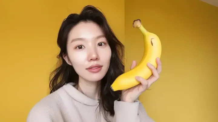 이 여성은 매일 바나나 껍질을 얼굴에 문지르는데 그 이유는 바로 이와 같습니다!