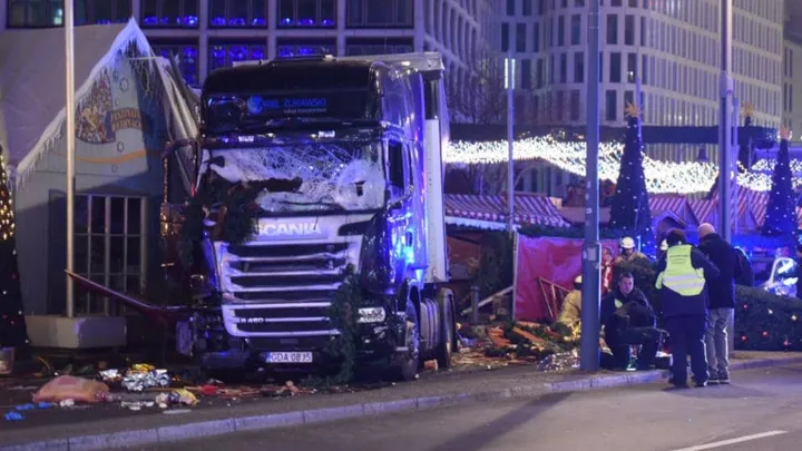 Lastwagen rast in Weihnachtsmarkt in Berlin
