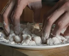 Das ist der Grund warum alle ihre Hühnchen mit Mehl anbraten! Das wirst du sicherlich auch machen wenn du das liest..