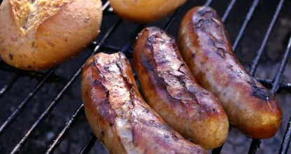 So grillst du eine würzige und saftige Bratwurst! Heiße Tipps vom Profi!