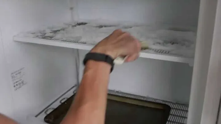 Acha que descongelar seu freezer é difícil? Não é! É super fácil com ESTE truque útil!
