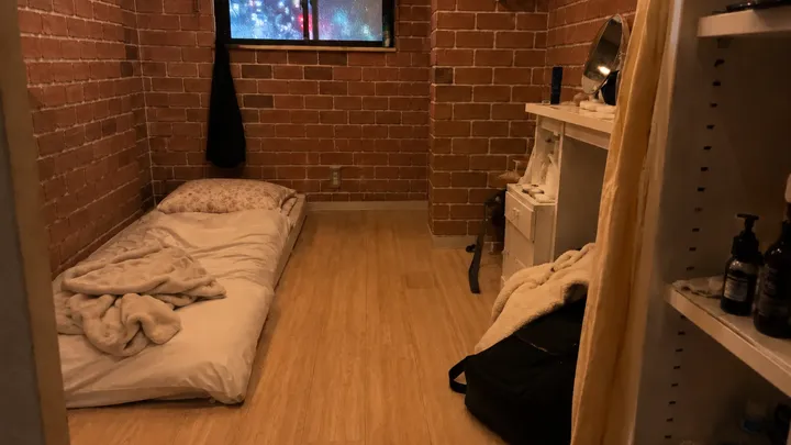 Uno studente vive nell'appartamento più piccolo del Giappone, 300 dollari al mese, e non abbiamo mai visto nulla di simile!