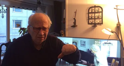 Deze oude man is doof en kijkt graag tv met ondertiteling van teletekst maar wat de Media Markt hem dan aansmeert? Belachelijk!