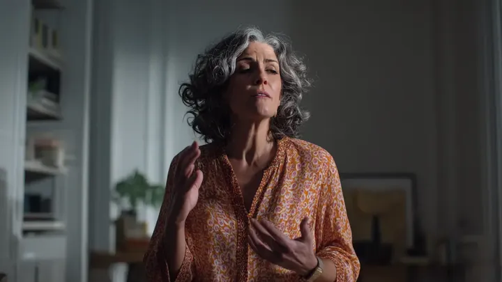 Bambino esausto ogni volta che la nonna fa da babysitter, quando il papà scopre il motivo è inorridito.