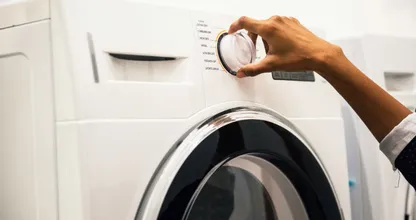 Zo verwijder je vieze geurtjes uit pas gewassen kleding