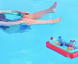 Aus einer Schwimmnudel diesen genialen, schwimmenden Getränkehalter basteln!