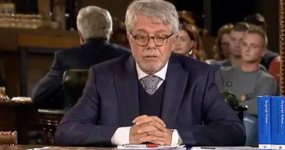 Vrouw neemt op bizarre manier wraak op bonkende 'zwaarlijvige' buurvrouw in 'Mr. Frank Visser doet uitspraak'