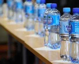 Achtung: In diesen Wasserflaschen wurden Plastikteilchen gefunden!