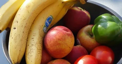 Zu viele Bananen verstopfen und Obst fängt im Bauch an zu gären? DAS hier sind die größten Mythen und Fakten!
