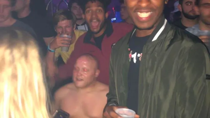 Les 19 photos les plus folles prises en boîtes de nuit qui vous feront rire à chaque fois
