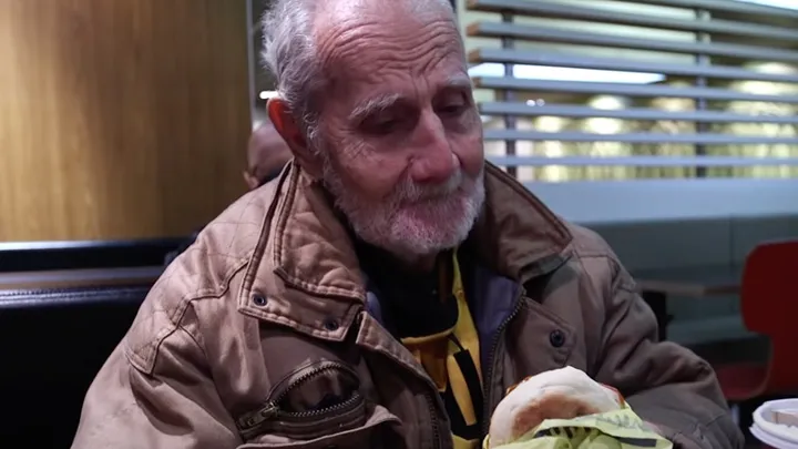 Homeless man reveals his true identity and shocks waitress who brings him food