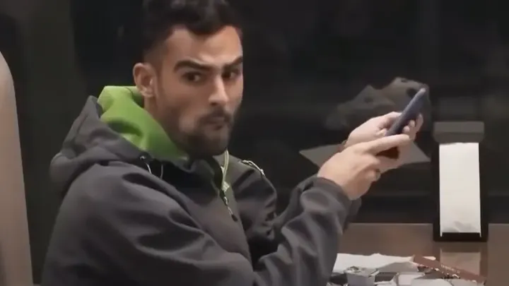 Jugendliche schikanieren Jungen bei Burger King und bemerken den Mann auf der Bank nicht