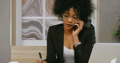 Waarom helpdesks bellen altijd zo frustrerend is – Herken jij deze ergernissen?