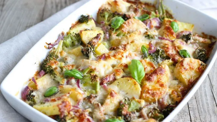 Rezept: würzig knuspriger Brokkoli-Auflauf mit Hühnchen.