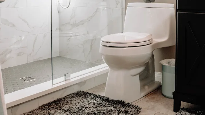 ¿Deberías deshacerte de la alfombrilla de baño junto al inodoro?