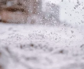 Noodhulp voor met sneeuw bedolven staat New York