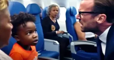 Dieser Mann hatte die Nase voll! Sehen Sie, wie er einem Kind, das gegen den Sitz tritt, und seiner Mutter eine Lektion erteilt!