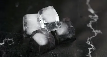 Lifehack: zo zijn je ijsblokjes veel sneller klaar