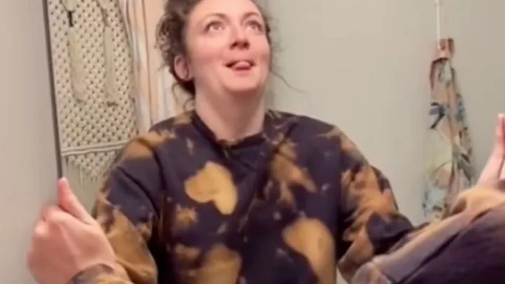Toen deze vrouw haar badkamerspiegel van de wand haalde, onthulde ze een duister geheim