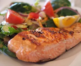 Schockierend: Wusstest du das hier über den Lachs im Supermarkt?