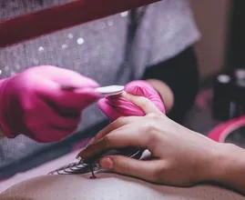 Vrouw met coronavirus verlaat quarantaine om haar nagels te laten doen