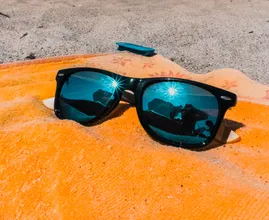 Voor op het strand: met deze lifehacks 'verstop' jij je waardevolle spullen