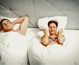Een KNO-arts tipt: zo ga je om met een snurkende partner