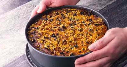 Er backt Spaghetti in einer Springform und guck mal wie lecker das aussieht!