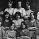 Percebeu alguma coisa estranha nessa foto antiga em preto e branco? Quando vimos, nos deu arrepios…