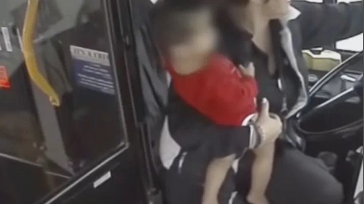 Un garçon entre dans un bus pieds nus, la conductrice appelle immédiatement la police