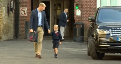 Prins George nerveus voor eerste schooldag: houdt vader Williams hand goed vast