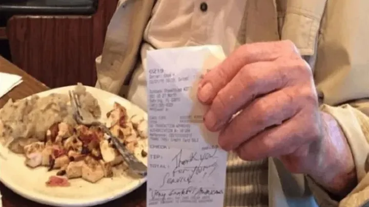 Kellnerin bedient mürrischen alten Mann 7 Jahre lang und erhält dann ein Geschenk, nachdem er gestorben ist