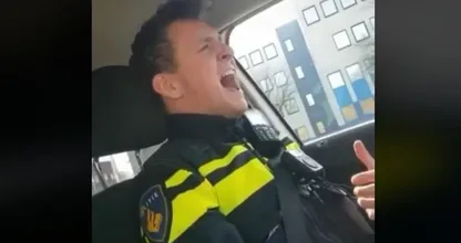 Zingende politieagent gaat viraal met fantastische cover van Queen