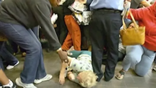 Une vieille femme se fait piétiner en essayant d’acheter un cadeau pour son petit-fils pendant le Black Friday