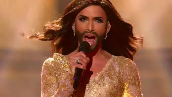 Conchita Wurst ist kaum wieder zuerkennen mit kurzem weißen Haar (und Bart!)