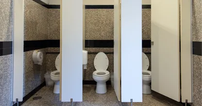 Vieze openbare toiletten: helpt het om wc-papier op de bril te leggen?