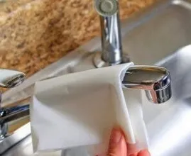 Découvrez ce qu’il se passe lorsqu’il frotte un robinet avec un feuille de papier de cuisson !